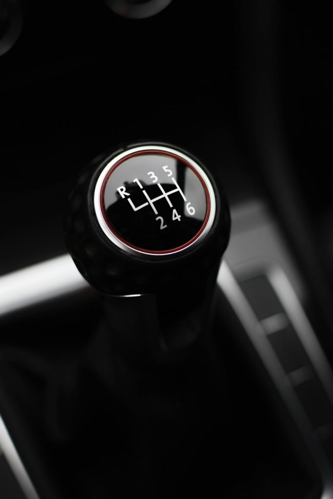 black-gear-shirt-lever-close-up-photography-pbh2moacles